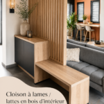 Cloison à lames en bois Lattis dans un intérieur chaleureux et moderne.