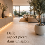Salon moderne avec des dalles effet pierre au sol, créant une ambiance chaleureuse.