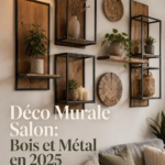 Déco murale en bois et métal apportant chaleur et modernité au salon.