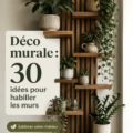 Un mur décoré avec des cadres et des œuvres d'art modernes, parfait pour une ambiance chaleureuse.
