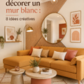Un mur blanc décoré avec des cadres photo et des plantes vertes