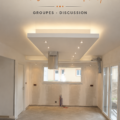 Exemple de faux plafond avec lumière indirecte dans un salon moderne.