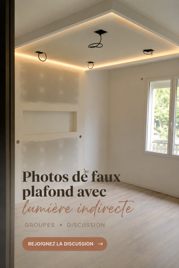 Un intérieur moderne avec un faux plafond lumineux offrant une ambiance chaleureuse.