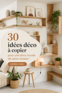 Déco murale moderne dans un salon chaleureux avec des œuvres d'art et des plantes.