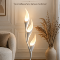 Une pièce éclairée par une élégante lampe moderne en métal et verre.