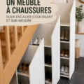 Meuble à chaussures moderne et sur-mesure sous un escalier en bois, intégrant design et fonctionnalité.