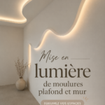 Moulures élégantes et éclairage chaleureux dans un salon moderne