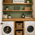 Buanderie aménagée avec du rangement pratique et un décor accueillant.