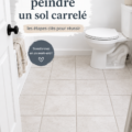 Femme peignant un sol en carrelage avec soin
