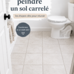 Femme peignant un sol en carrelage avec soin