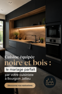 Cuisine moderne équipée en noir et bois, avec des meubles élégants et fonctionnels.