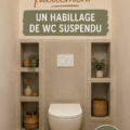 Habillage de WC suspendu en bois clair dans une salle de bains moderne