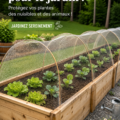 Un élégant jardin protégé par un filet de jardin contre les nuisibles.