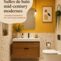 Salle de bains mid-century moderne avec carrelage coloré et meubles en bois clair.