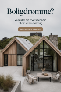 Femme heureuse devant sa nouvelle maison, symbole du rêve immobilier réalisé.