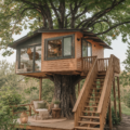 Une belle cabane perchée dans les arbres, invitant à l'évasion en pleine nature.